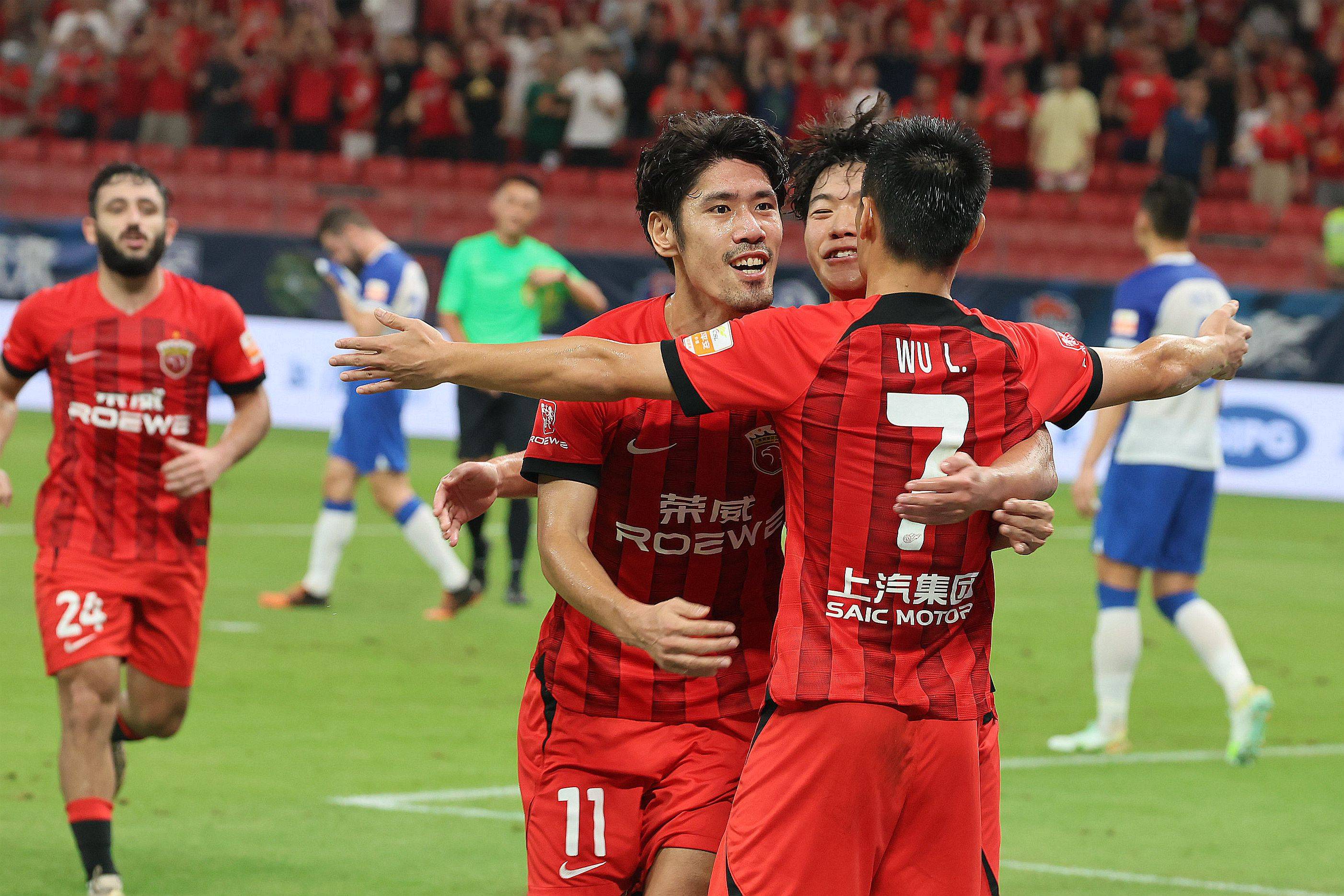 上海申花训练开放日,赛后官宣签约引欢呼,葡超在即,轮换策略成焦点 上海申花训练开放日,赛后官宣签约引欢呼,葡超在即,轮换策略成焦点